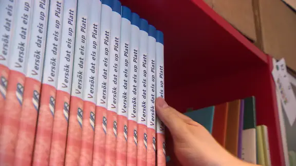 Das Angebot in der Schule spielt eine wichtige Rolle für den Erhalt des Plattdeutschen. | NDR Screenshots, NDR Screenshots In diesem Jahr haben erstmals zwei Schülerinnen in Mecklenburg-Vorpommern eine mündliche Abiturprüfung im Fach Plattdeutsch absolviert.