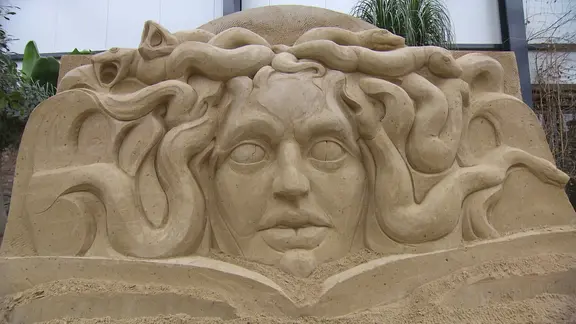 Eine Medusa aus Sand.