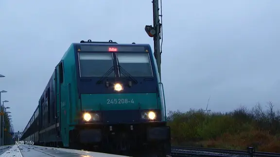 Die Marschbahn steht in einem Bahnhof | Screenshot Die Marschbahn steht in einem Bahnhof