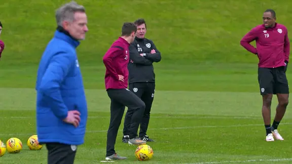 Jörg Sievers (l.) und Daniel Stendel (hinten) beim Training von Heart of Midlothian. | Screenshot Jörg Sievers (l.) und Daniel Stendel (hinten) beim Training von Heart of Midlothian.