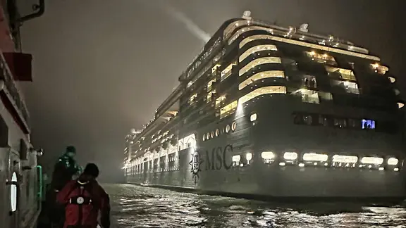 Seenotretter fahren zu einem Kreuzfahrtschiff. | Die Seenotretter - DGzRS. Seenotretter fahren zu einem Kreuzfahrtschiff.