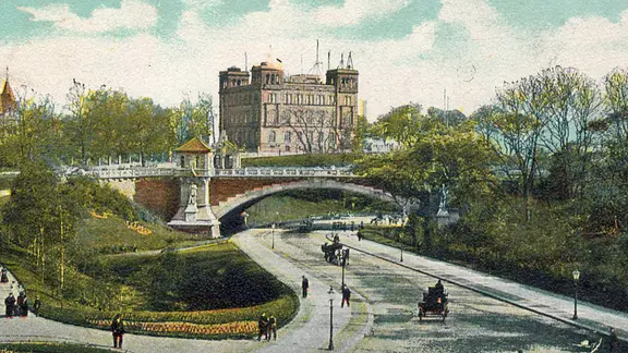 "Hamburg. Helgoländer Allee mit Kersten-Miles-Brücke" - Bereich des früheren Stadtgrabens; im Hintergrund die Deutsche Seewarte // Bildpostkarte (Farbdruck nach kolorierter Photographie), undat., um 1910. | picture alliance / akg-images "Hamburg. Helgoländer Allee mit Kersten-Miles-Brücke" - Bereich des früheren Stadtgrabens; im Hintergrund die Deutsche Seewarte // Bildpostkarte (Farbdruck nach kolorierter Photographie), undat., um 1910.