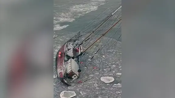 Luftbild eines havarierten Segelschiffs vor Cuxhaven. | NDR Luftbild eines havarierten Segelschiffs vor Cuxhaven.