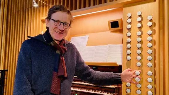 Der Organist Ulfert Smidt lächelt vor einer Orgel in die Kamera | NDR, Andrea Schwyzer Der Organist Ulfert Smidt lächelt vor einer Orgel in die Kamera