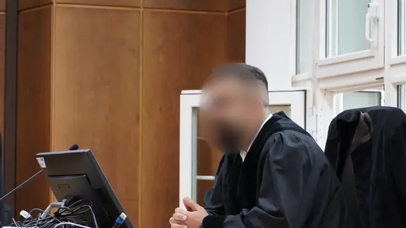 Der Staatsanwalt Yashar G., dem Korruption vorgeworfen wird, sitzt im Gericht.