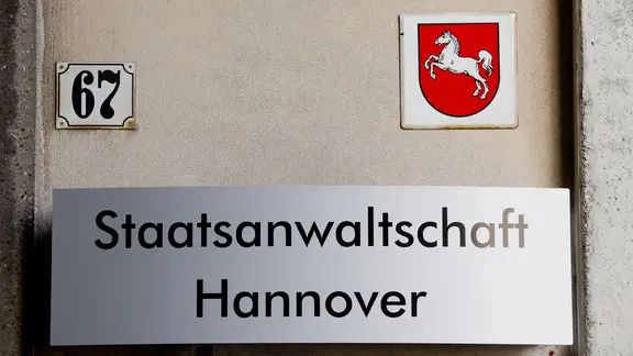 Ein Schild hängt an der Staatsanwaltschaft Hannover. | picture alliance / dpa , Julian Stratenschulte Ein Schild hängt an der Staatsanwaltschaft Hannover.