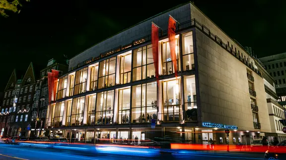 Die Fassade der Hamburger Staatsoper bei Nacht | Niklas Marc Heinecke, Niklas Marc Heinecke Die Fassade der Hamburger Staatsoper bei Nacht