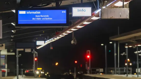 Eine Anzeigentafel weist am U-Bahnhof Barmbek auf einen Warnstreik im öffentlichen Dienst hin | Bodo Marks/dpa Eine Anzeigentafel weist am U-Bahnhof Barmbek auf einen Warnstreik im öffentlichen Dienst hin