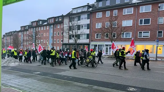 Menschen streiken auf auf der Straße | Matthias Friedrichsen Menschen streiken auf auf der Straße