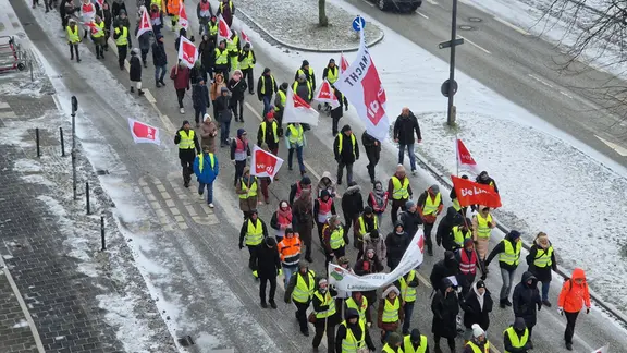 Menschen streiken auf auf der Straße | Kai Peuckert Menschen streiken auf auf der Straße