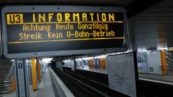 Auf einer Anzeigetafel am Bahnsteig in einer Hamburger U-Bahnhaltestelle wird auf einen Streik hingewiesen.
