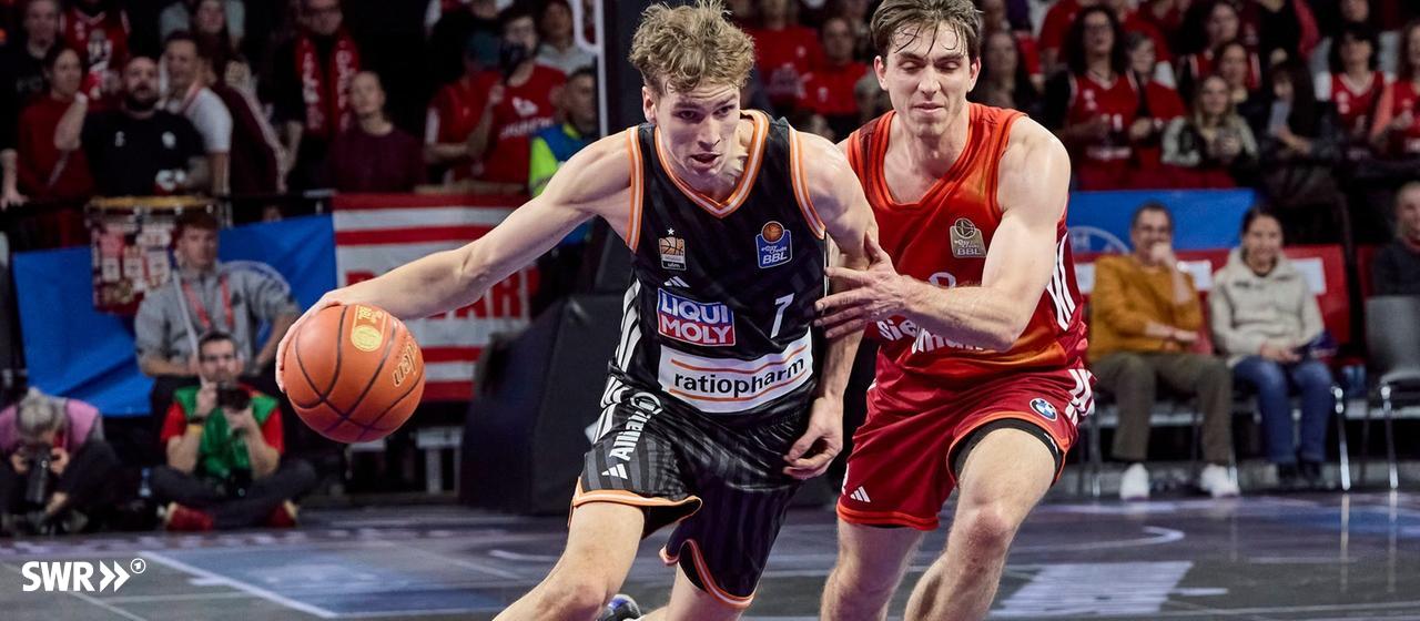 Der Ulmer Tobias Jensen zieht an seinem Gegenspieler Justinian Jessup vorbei. | IMAGO, IMAGO / sportworld Der Ulmer Tobias Jensen zieht an seinem Gegenspieler Justinian Jessup vorbei.