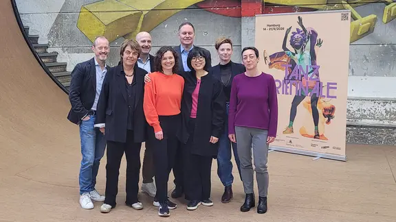 Eine Gruppe von Menschen steht vor einem Aufteller mit der Aufschrift "Tanztriennale" | Peter Helling, NDR.de Eine Gruppe von Menschen steht vor einem Aufteller mit der Aufschrift "Tanztriennale"