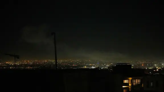 Teheran: Rauch steigt nach einer Explosion über der iranischen Hauptstadt auf. | Vahid Salemi/AP/dpa Teheran: Rauch steigt nach einer Explosion über der iranischen Hauptstadt auf.