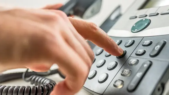 Betrüger versuchen laut Polizei unter fingierten Gründen an Geld und Wertgegenstände ihrer Opfer zu kommen. | fotolia.com, Gajus Symbolfoto Telefon