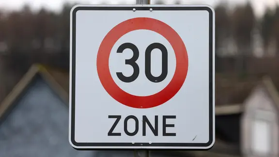 Ein Verkehrszeichen zeigt den Beginn einer Tempo 30-Zone an.
