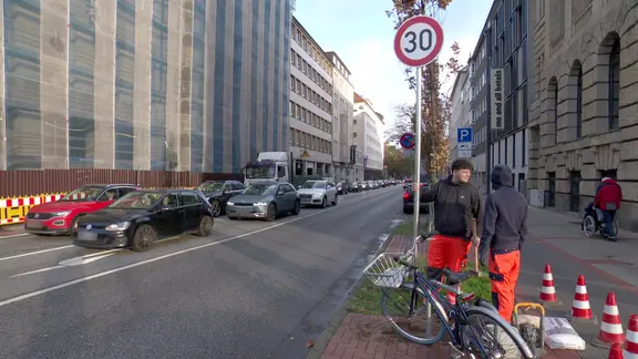 Ein Tempo 30 Schild an einer Straße am Aegi in Hannover. 