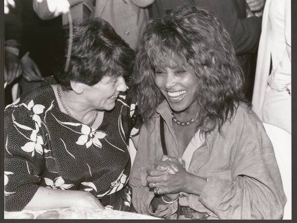 Tina Turner Köln - die US-amerikanische Rocksängerin Tina Turner *26.11.1939 / 24.05.2023 bei einer Party des Eventmanagers Manfred Schmidt. - Im Bild: Tina Turner r. und die CDU-Politikerin Rita Süssmuth Deutschland *** Tina Turner Cologne the US American Rock singer Tina Turner 26 11 1939 24 05 2023 at a Party of event managers Manfred Schmidt at Picture Tina Turner r and the CDU Politician Rita Süssmuth Germany Copyright: xUnitedxArchivesx/xGrevenStiftungx/xKölnischexRundschaux/xJochenxDziedzic KR_01_0069331_r EDITORIAL USE ONLY