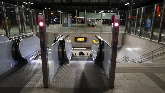 Ein leerer Zugang zu einem Hamburger U-Bahnhof.