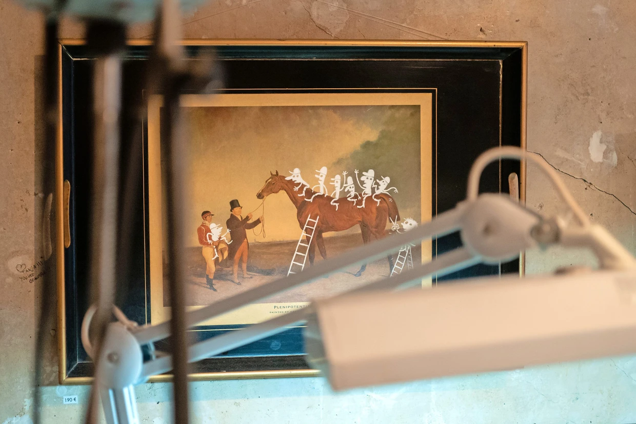 Übermalungen von dem, was andere auf den Sperrmüll stellen: Mérot gestaltet Kunst und Kunsthandwerk neu – und gern mit weißen Männchen.