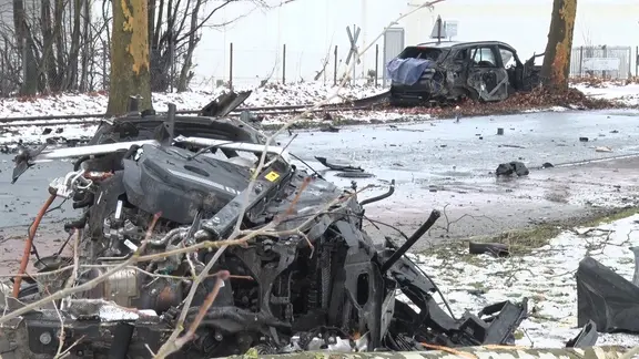 Das Unfallfahrzeug wurde durch den Aufprall in mehrere Teile zerrissen. | Nord-West-Media TV Ein Pkw liegt nach einem Unfall völlig zerstört an einer Unfallstelle.