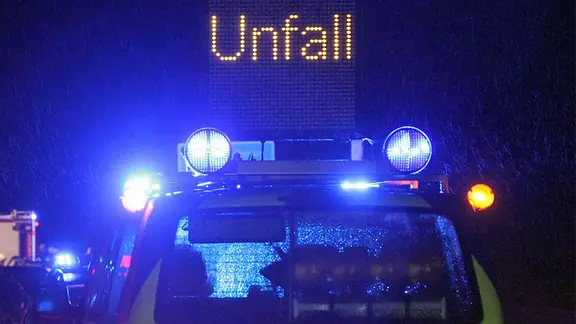 Nach dem Unfall fanden die Beamten mutmaßliches Diebesgut im Auto des Verunglückten. (Themenbild) | Stefan Tretropp, Stefan Tretropp Eine Unfall·warnung bei einem Einsatz auf einem Polizei·auto.