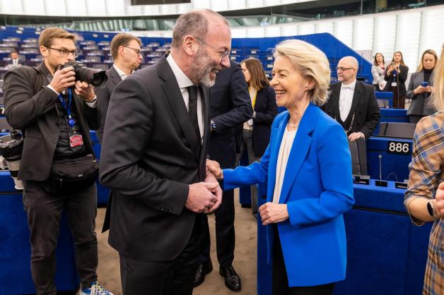 Manfred Weber (CSU) hatte 2019 das Nachsehen im innerparteilichen Konkurrenzkampf um die Kommissionsspitze. Ursula von der Leyen (rechts, CDU), setzte sich gegen Weber und den heutigen finnischen Präsidenten Alexander Stubb durch.