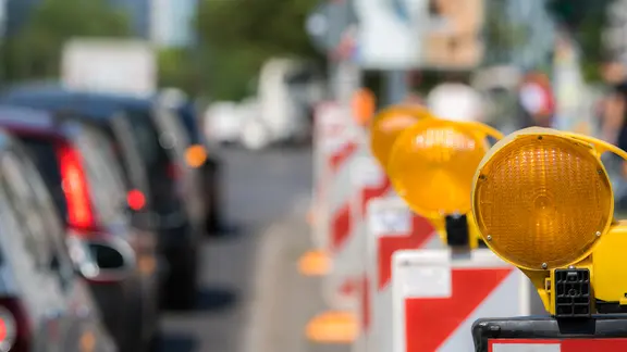 Warnleuchten auf einer Straße. | fotolia.com, Rainer Fuhrmann Warnleuchten auf einer Straße.