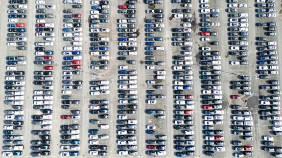 Neuwagen von Volkswagen stehen auf dem Gelände vom VW Stammwerk | picture alliance/dpa, Julian Stratenschulte Neuwagen von Volkswagen stehen auf dem Gelände vom VW Stammwerk
