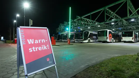 Ein Schild mit der Aufschrift „Warnstreik!“ steht am Betriebshof des VHH in Schenefeld. 