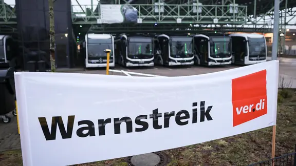 Busse stehen bei einem Warnstreik auf dem Betriebshof der Verkehrsbetriebe Hamburg-Holstein (VHH) in Schenefeld