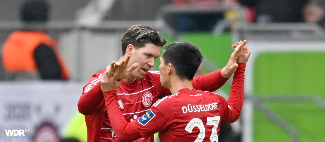 Düsseldorfs Shinta Appelkamp (r.) und Cedric Itten bejubeln einene Treffer im Spiel gegen Paderborn | picture alliance/dpa | Anke Waelischmiller Düsseldorfs Shinta Appelkamp (r.) und Cedric Itten bejubeln einene Treffer im Spiel gegen Paderborn