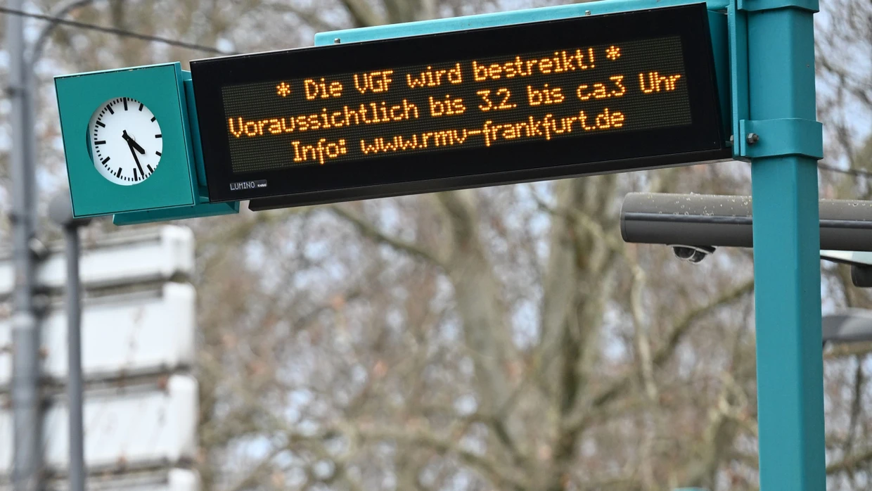 Wegen eines Warnstreiks gab es in zahlreichen Städten am Montag erhebliche Einschränkungen im öffentlichen Nahverkehr.