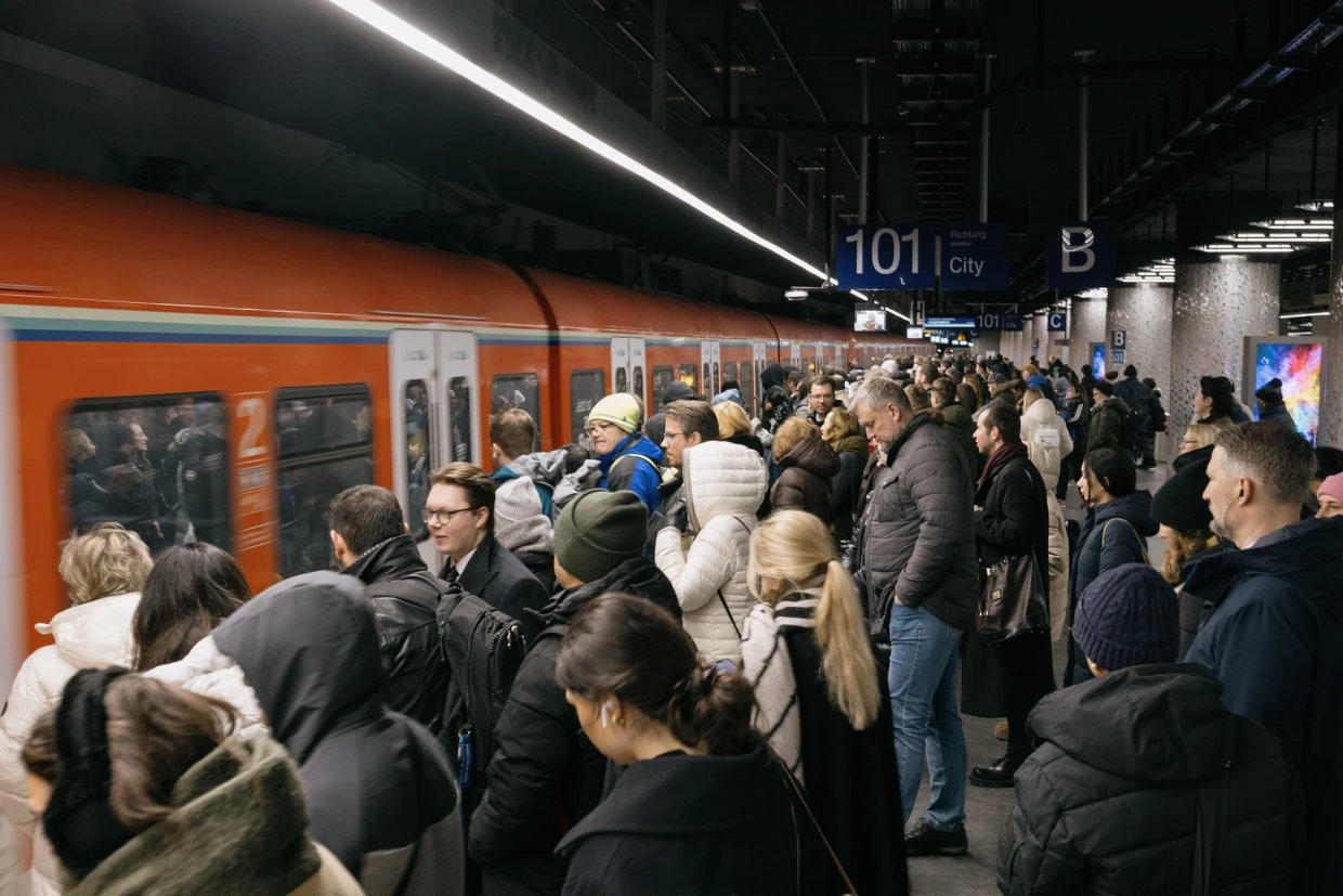 Weil wegen eines Warnstreiks U-Bahnen und Straßenbahnen nicht fahren, sind die S-Bahnen wie hier am Frankfurter Hauptbahnhof überfüllt.