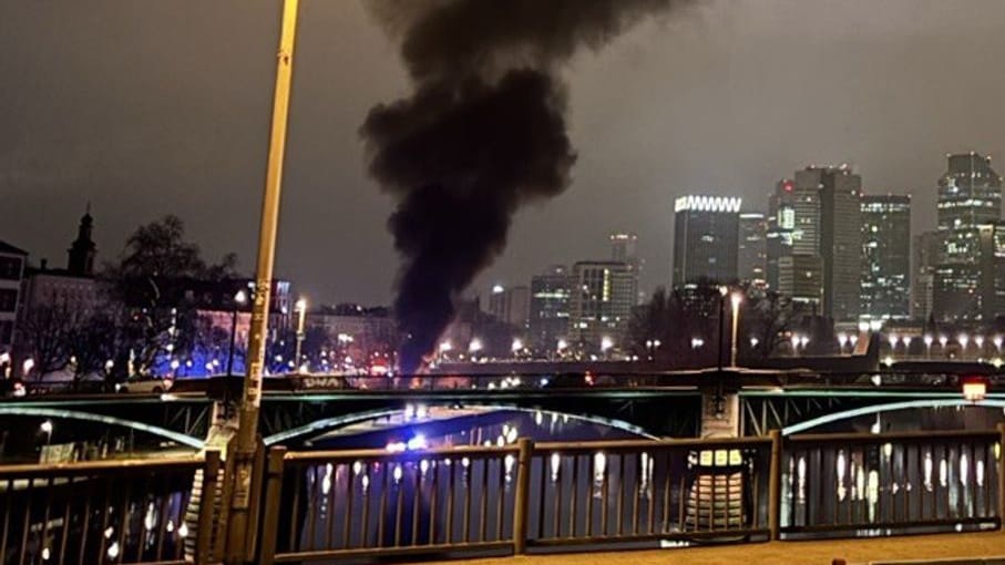 Weithin zu sehen: Der brennende Mannschaftsbus in Frankfurt.