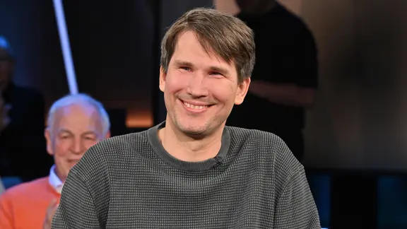 Auch in der NDR Talkshow konnte Westphal bereits von seinen Erfahrungen als Polizist und Autor erzählen. | NDR Fernsehen/Uwe Ernst, Uwe Ernst Der Drogenfahnder und Krimiautor Ben Westphal ist zu Gast in der NDR Talk Show am 28. März 2025.