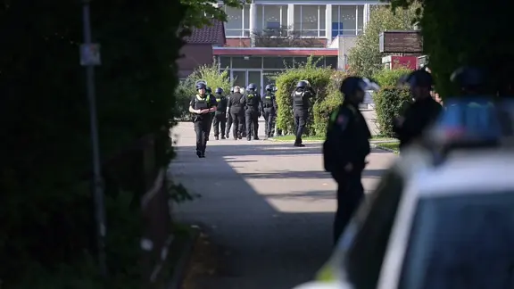 Mehrere Polizeibeamte vor einer Oberschule in Wilhelmshaven. Hier hatte es einen Drohanruf gegeben. | NonstopNews Mehrere Polizeibeamte vor einer Oberschule in Wilhelmshaven. Hier hatte es einen Drohanruf gegeben.