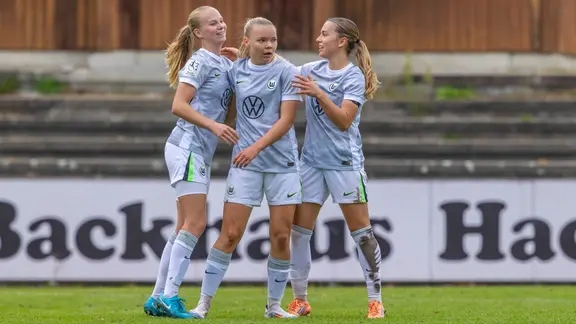 VfL-Spielerin Anny Kerim-Lindland bejubelt ein Tor mit ihren Teamkolleginnen | IMAGO / Fotostand VfL-Spielerin Anny Kerim-Lindland bejubelt ein Tor mit ihren Teamkolleginnen