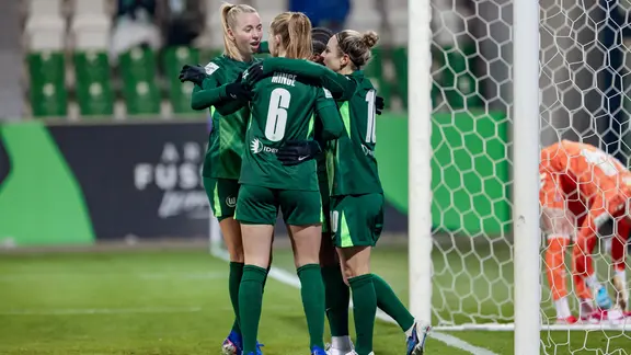 Auftamen bei den VfL-Frauen: In ihrem ersten Spiel des Jahres gab es einen Sieg zu bejubeln. | IMAGO / foto2press Jubel bei den Fußballerinnen des VfL Wolfsburg