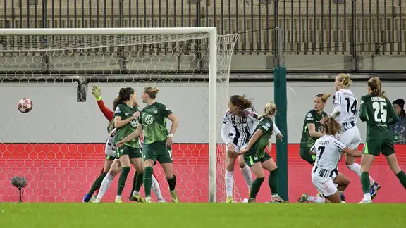 Die Wolfsburgerinnen gerieten gegen Juventus Turin früh in Rückstand. | dpa Bildfunk/Fabian Bimmer Spielszene der Partie Wolfsburg gegen Juventus Turin