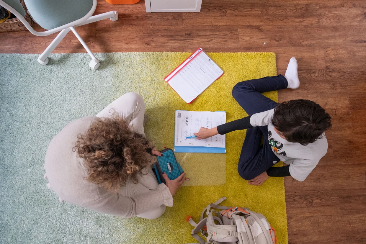 Zeit füreinander: Aysan Rajabi hilft ihrem Sohn bei den Hausaufgaben.