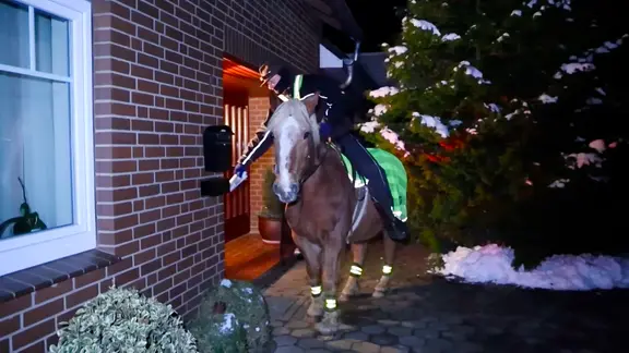 Marcus Zotan trägt mit seinem Pferd eine Zeitung aus.