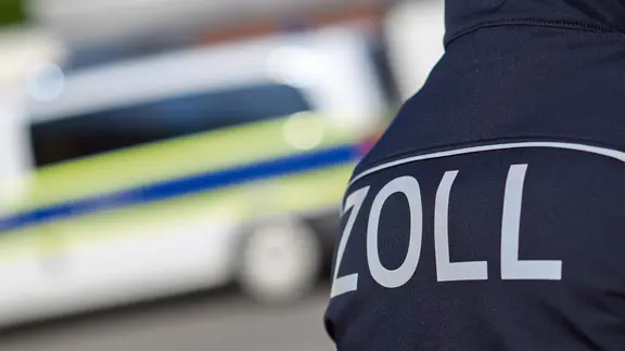 Zollbeamte bei einer Kontrolle in Hamburg. | picture alliance/dpa, Julian Stratenschulte Zollbeamte bei einer Kontrolle in Hamburg.