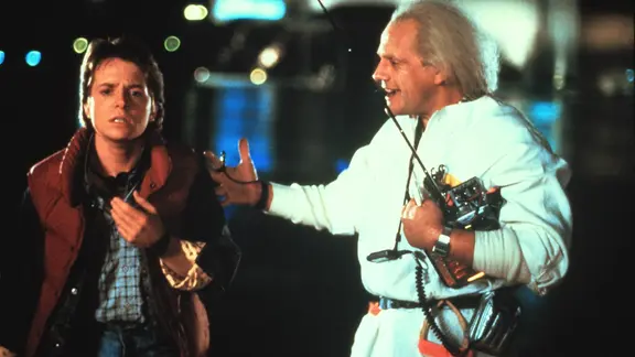 Christopher Lloyd (weißer Overrall) und Michael J. Fox | picture alliance / Sammlung Richter | - Christopher Lloyd (weißer Overrall) und Michael J. Fox