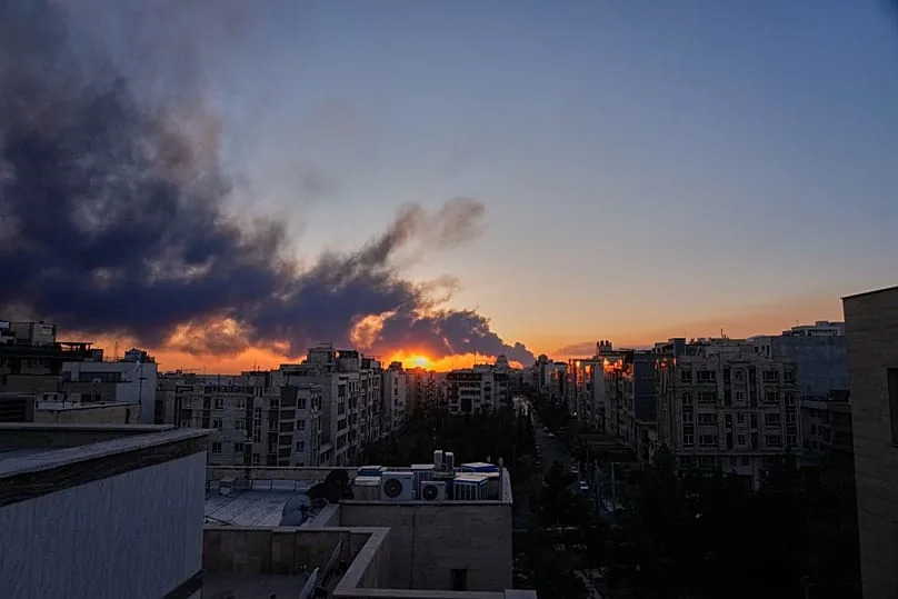 Eine Rauchwolke steigt nach einem amerikanisch-israelischen Militärschlag in Teheran auf, 3. März 2026