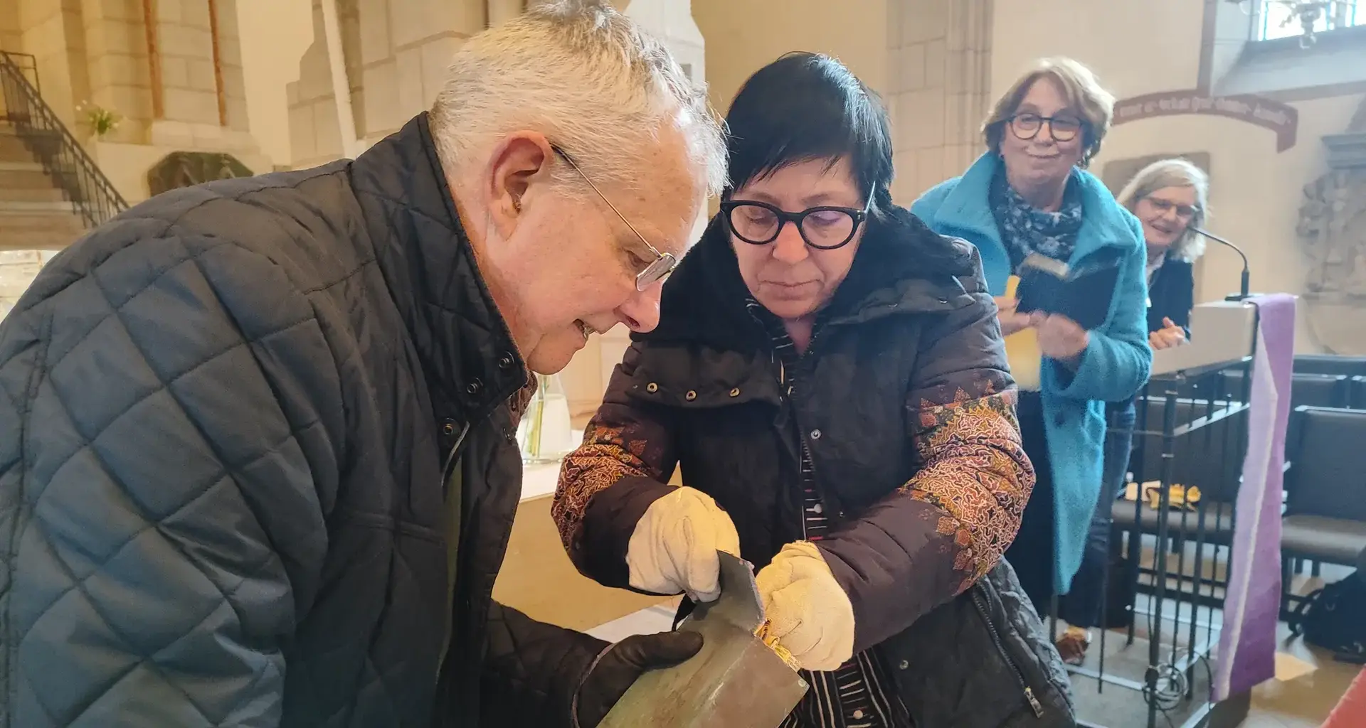 Blick in die Vergangenheit: Zeitkapsel im Hamelner Münster geöffnet