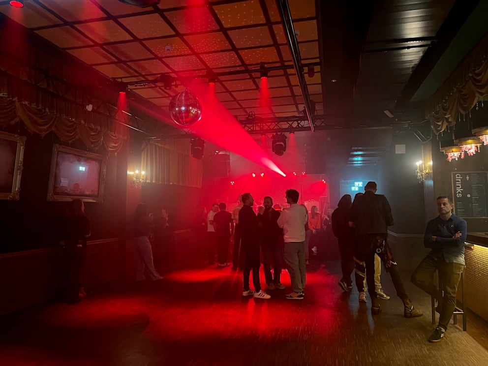 Eine halbe Stunde vor Konzertbeginn ist es im Club noch sehr überschaubar
