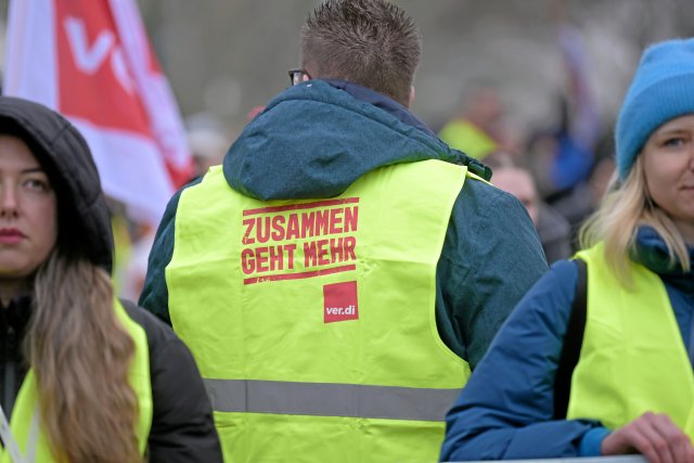 »Zusammen geht mehr«: Mit dem von Verdi ausgelobten Motto blicken Gewerkschaftsmitglieder in Teilen auf das Tarifergebnis für den öffentlichen Dienst der Länder.