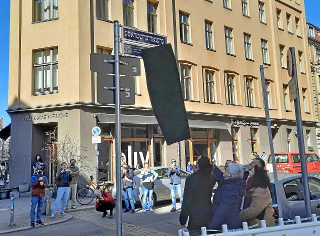 Feierliche Enthüllung der neuen Straßenmarkierung in der ehemaligen Grenadier- und heutigen Almstadtstraße