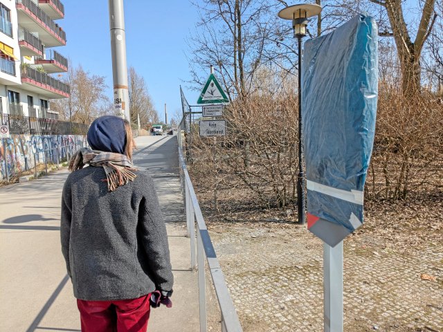 Noch verhüllt: 27 Jahre nach dem Beschluss des Bezirksparlaments dazu erinnert in Schöneberg eine Plakette an die Verstrickungen der Kori GmbH mit dem NS.